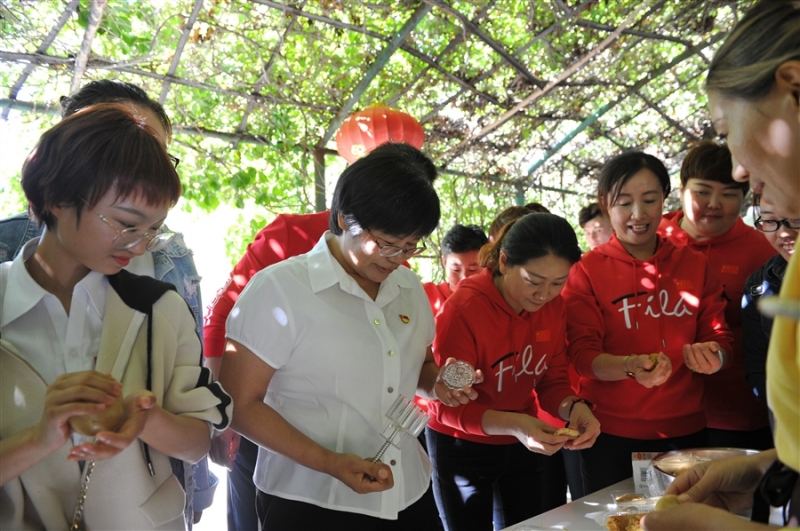 集團公(gōng)司舉行慶祝中(zhōng)華人民(mín)共和國(guó)成立70周年升國(guó)旗儀式暨“喜迎國(guó)慶、歡度中(zhōng)秋”詩歌朗誦會