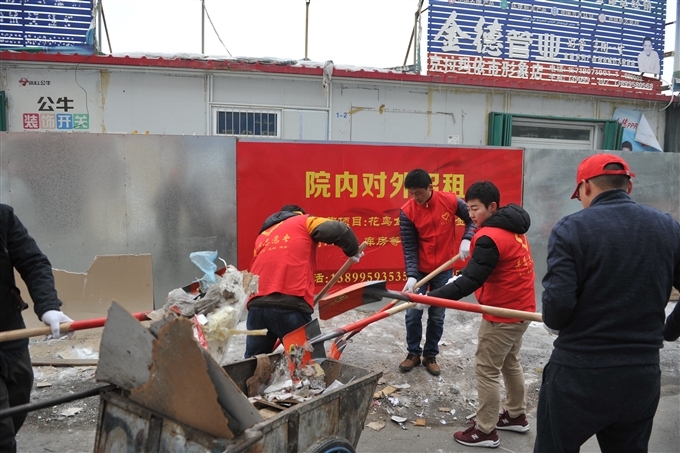 公(gōng)司青年志(zhì)願者與幸福社區(qū)訪惠聚工(gōng)作(zuò)組工(gōng)作(zuò)人員一起清理(lǐ)家家樂建材市場内垃圾